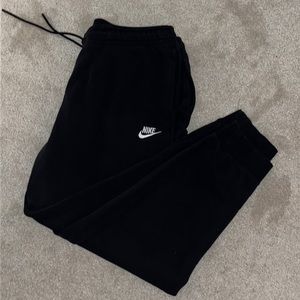 Nike Classic Fit Joggers
